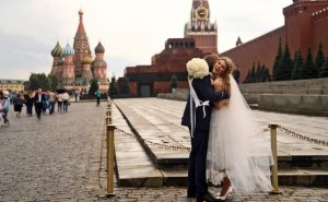 В Конституции хотят прописать, что брак — это союз мужчины и женщины  (Депутат Зотов начал сбор подписей для внесения изменений в Основной закон)