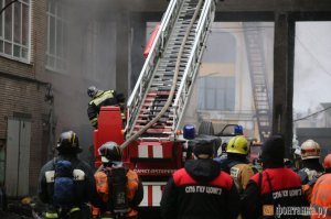 На набережной реки Фонтанки горит «Лениздат»