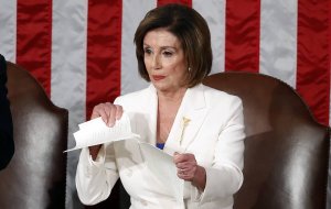 Спикер Палаты представителей Пелоси после речи Трампа в Конгрессе демонстративно разорвала текст его выступления