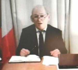 Жулики использовали силиконовую маску, чтобы выдать себя за французского министра и получить 42 миллиона фунтов для "тайных операций" через скайп