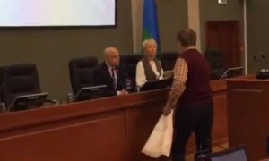 «Они совсем потеряли стыд». В Карелии пенсионер «отблагодарил» депутатов туалетной бумагой за мизерную прибавку, на которую даже одну поездку в общественном транспорте не оплатить