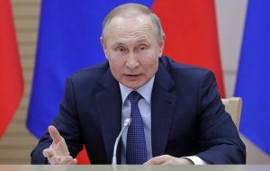 Путин пообещал, что в России не исчезнут понятия "папа" и "мама"