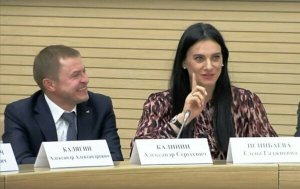 Кремль не увидел проблем в том, что Исинбаева раньше не читала Конституцию. Она заявила критикам, что «ничего не должна»