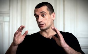 Петр Павленский (российский художник, который прибивал яйца к мостовой и поджигал двери в ФСБ, а затем уехал во Францию) снял с выборов кандидата в мэры Парижа, опубликовав порно с ним