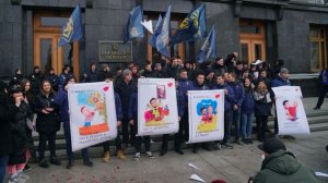 Украинский Нацкорпус пришел на Банковую с плакатом "Love is прятаться вместе в Омане" и фото Зеленского с Патрушевым