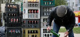 В России упали продажи всех товаров, кроме алкоголя