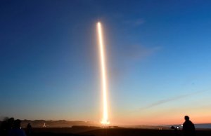Многоразовая ступень ракеты SpaceX при посадке промахнулась и упала в воду  (Ступень использовалась для запуска уже в четвертый раз)