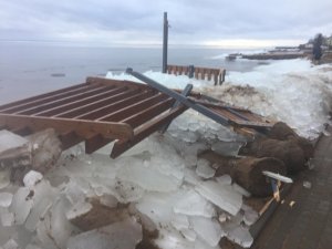 Шторм уничтожил пляж в Лисьем Носу за 56 миллионов рублей. В администрации удивляться не стали