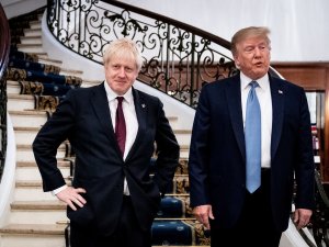 Два веселых гуся. Трамп и Джонсон послали друг друга на Huawei