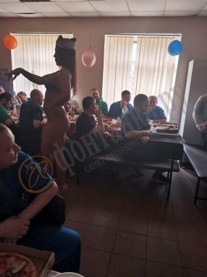 Жизнь рядом со смертью. Работников морга в Петербурге поздравили с Днем защитника Отечества стриптизом