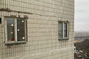 Москвич незаконно прорубил окна в бетонной стене дома