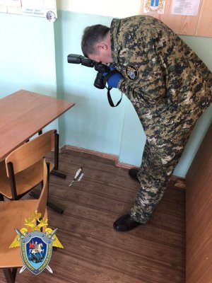 Восьмиклассник во время урока пырнул учителя алгебры ножом: подросток задержан