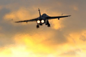 Российские и сирийские военные атаковали боевиков в Идлибе с воздуха
