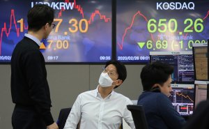 Обвал российских акций и рубля ускорился на фоне паники инвесторов из-за коронавируса. Это самый масштабный обвал в феврале за всю историю российских торгов