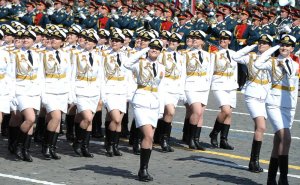 《От 23 февраля к 8 марта》Конкурс среди девушек, поступающих в военные вузы составил 27 человек на место. Это значительно выше, чем у юношей - Шойгу