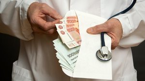 В Роспотребнадзоре предупредили об опасности передачи коронавируса через наличные деньги  (Вирус может прожить на бумажном носителе три-четыре дня)