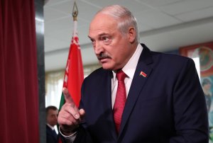 Лукашенко прокомментировал решение России закрыть границу: "Это Россия вся полыхает от эпидемии"