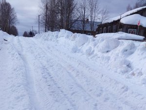 Жители поселка в Омутнинском районе оказались в снежном «плену» из-за некачественной зимней уборки улиц
