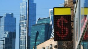 Курс доллара превысил отметку в 79 рублей впервые с февраля 2016 года, свидетельствуют данные Московской биржи