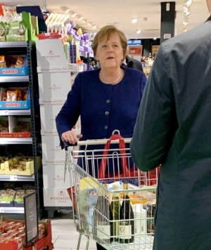 Меркель запаслась вином и туалетной бумагой перед карантином