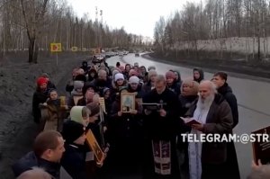 Верующие провели крестный ход против коронавируса в Ачинске