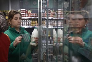 Россиянам рекомендуют мыть упаковку продуктов из магазина