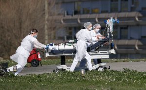 Глава ВОЗ заявил об ускорении пандемии COVID-19: между первым и стотысячным случаем заражения прошло 67 дней, затем 11 дней до отметки в 200 тыс. заразившихся и четыре дня, чтобы превысить 300 тысяч