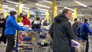 Голодные киевляне опустошают супермаркеты, гречки не отыскать и днем с огнем - кадры массового безумия