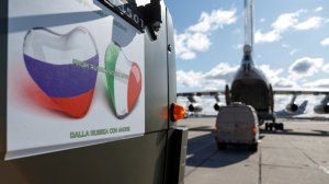 Колонна спецтехники с военными вирусологами Минобороны России совершает марш из авиабазы ВВС Италии "Практик де Маре" в г. Бергамо
