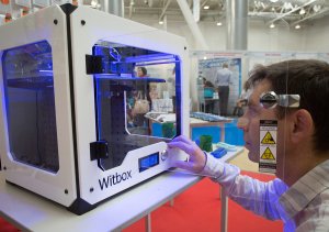 В Москве начали печатать медицинские маски на 3D-принтерах