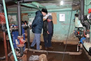 В Кирове жители пятиэтажки уже три года не могут выяснить причину регулярных затоплений подвала в их доме