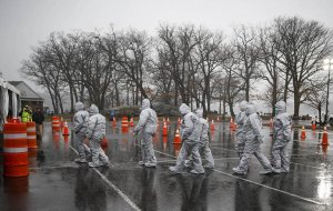 США вышли на первое место в мире по числу случаев заражения коронавирусом   (Врач из Нью-Йорка назвал обстановку в штате адом. Больных уже 30 тысяч, аппараты ИВЛ делят на двоих)