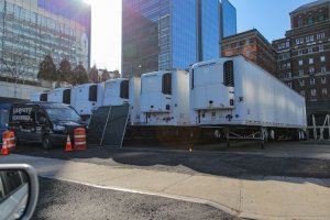 В Нью-Йорке устанавливают мобильные морги рядом с госпиталями