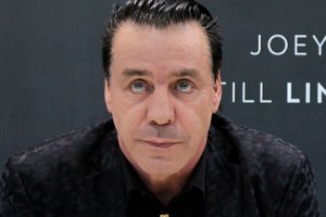 Солист Rammstein Тилль Линдеманн госпитализирован с коронавирусом