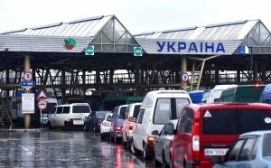 Тысячи украинцев пошли на штурм границы перед ее закрытием