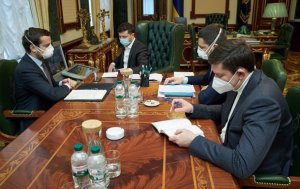 Зеленский намерен отправить в помощь Италии медиков и спирт