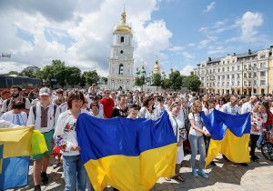 Заразила коронавирусом четыре села  («Хотите, меня убивайте»: Украинка на коленях извинилась за заражение коронавирусом)
