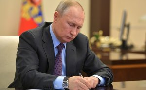 В режиме видеоконференции Президент провёл совещание о ситуации на глобальных энергетических рынках. Обсуждались меры обеспечения устойчивости и развития топливно-энергетического комплекса страны
