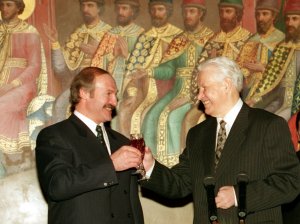 Лукашенко за российские деньги нас и предаёт
