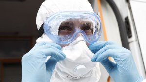 Медик рассказал, как долго остается заразным излечившийся от COVID-19  (Врачи узнали, сколько людей может заразить один пациент с COVID-19)