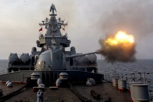 Ракетный крейсер "Варяг" и эсминец "Быстрый" выполнили артиллерийские стрельбы по береговым целям на учениях в акватории Тихого океана