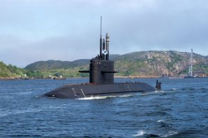 Подлодка «Санкт-Петербург» в сопровождении буксира проходит Норвежское море