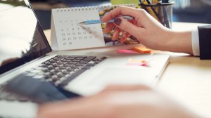Роструд разъяснил порядок начисления зарплаты с 4 по 30 апреля