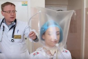 Украинские врачи хотят спасать больных COVID-19 пакетом на голове