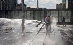 В Москве коммунальщики начали дезинфицировать улицы