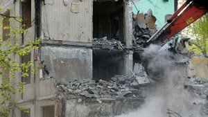 Дважды признанный аварийным дом разрушился на глазах россиян
