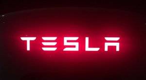 Tesla уволит половину сотрудников отделов продаж в США — СМИ