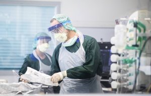 В Германии выздоровевших после коронавируса впервые стало больше, чем инфицированных. По данным Института вирусологии имени Роберта Коха, выздоровели 60 200 пациентов, инфицированных -  57 606 человек