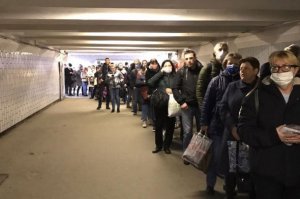 Пробки и очереди в Москве после введения пропусков. Фоторепортаж