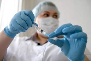 В России приостановили плановую вакцинацию детей и взрослых из-за COVID-19